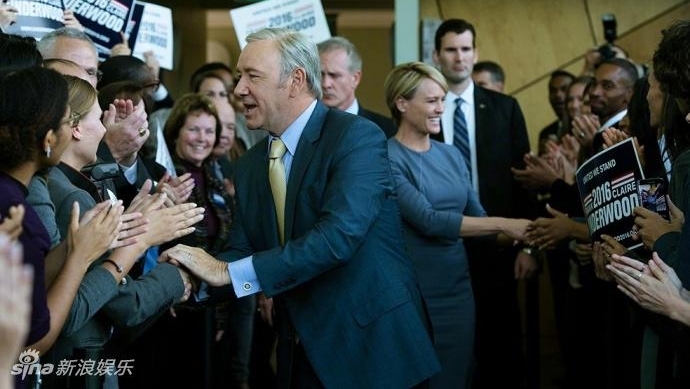 《纸牌屋5》首曝剧照 下木总统与夫人举杯畅饮