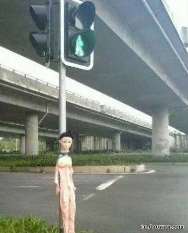 丧心病狂,男子虐完女友还绑在街上高清手机壁纸