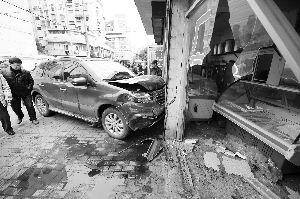 南京男子开雷诺发飙连撞两车 后撞飞店面大门
