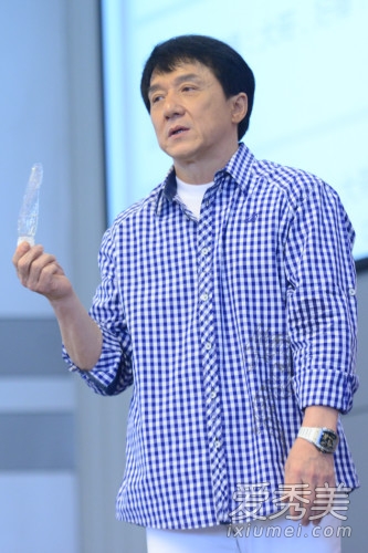成龙出席清华大学大肆谈起过往