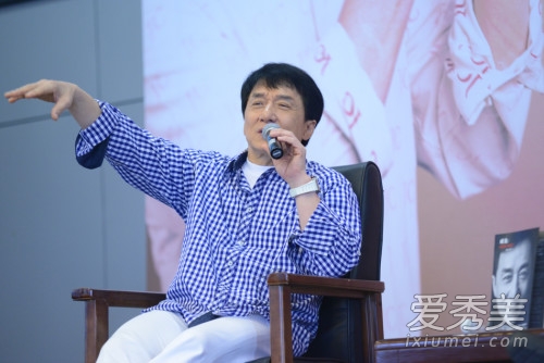 成龙出席清华大学大肆谈起过往