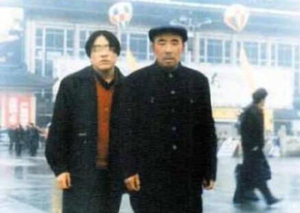 父亲卖血供儿子上学 儿却离家15年不归