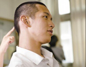 柯震东微博晒剃头照 网友推测其疑似去服兵役