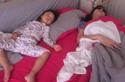 贾乃亮晒妻女慵懒睡姿 遭李小璐报复