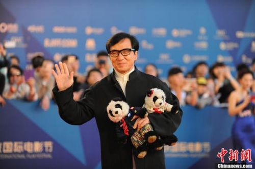 成龙出资100万元人民币,作为论坛的奖励资金