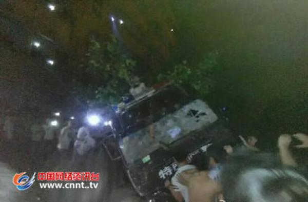 震惊!中学生为何狂砸饭堂掀警车?