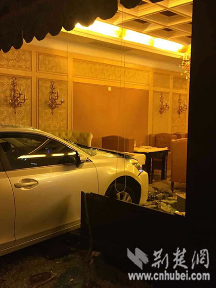 武汉一女司机开车撞碎餐饮店墙壁 直冲酒店