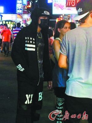 周杰伦与昆凌台中逛夜市 被调侃:是寒流来了吗?