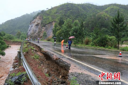 暴雨袭击江西数十县区 河流水位超警戒