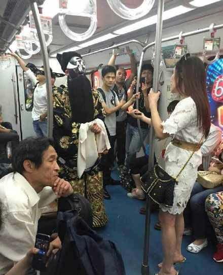 �������������Ů�˿��·� ���˷����ڽ�