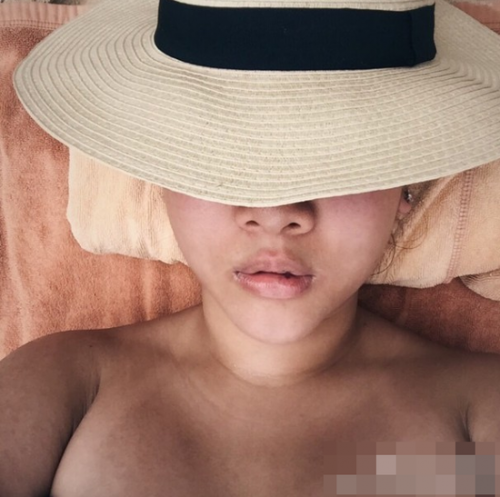郑欣宜玩自拍秀上臂前胸 被推测十足上身没穿衣衫
