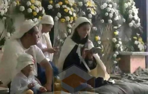杨子默认与黄圣依育有两子 表示很愧疚