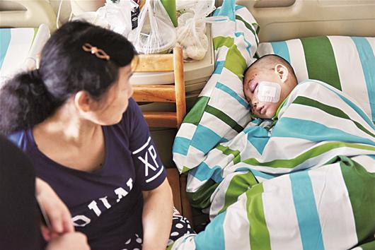 男童爬上采光天井玩耍 玻璃破裂男童意外坠落