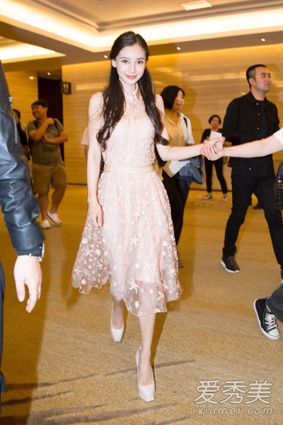 angelababy��������� ��ɫ��β���ȹ������