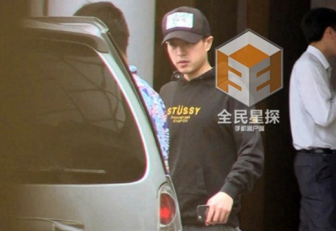 姚笛李威谈恋爱了! 海口约会被拍