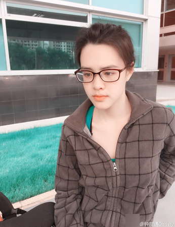 44岁钟丽缇微博晒出与大女儿的合影 皮肤白皙似姐妹