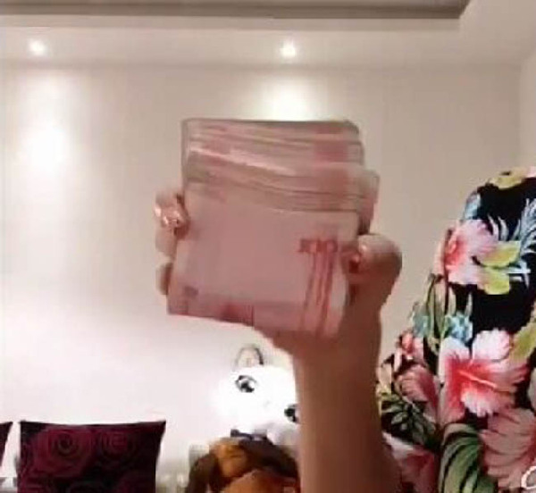 �й�Ů�ӵ��ֻ�ʽ��Ǯ�񼼵���Ƶ��Youtube�ϱ���