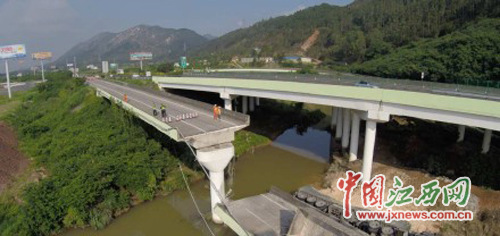 ���Ӹ����ѵ�ͻȻ���ѵ��� 4���󿨳�׹��