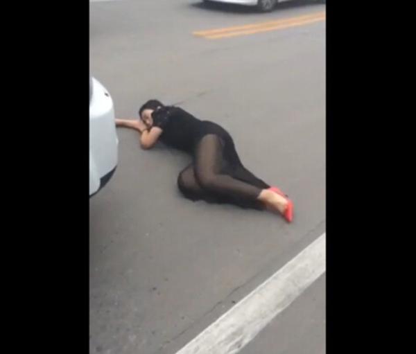 ����Ů��ײ·���� ������2000Ԫ����