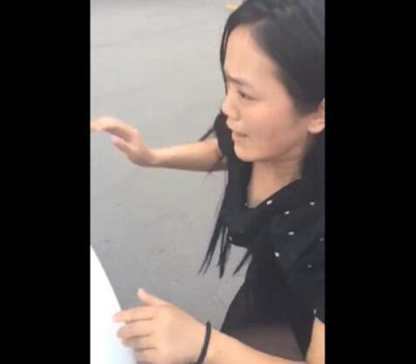 ����Ů��ײ·������������ǧ����