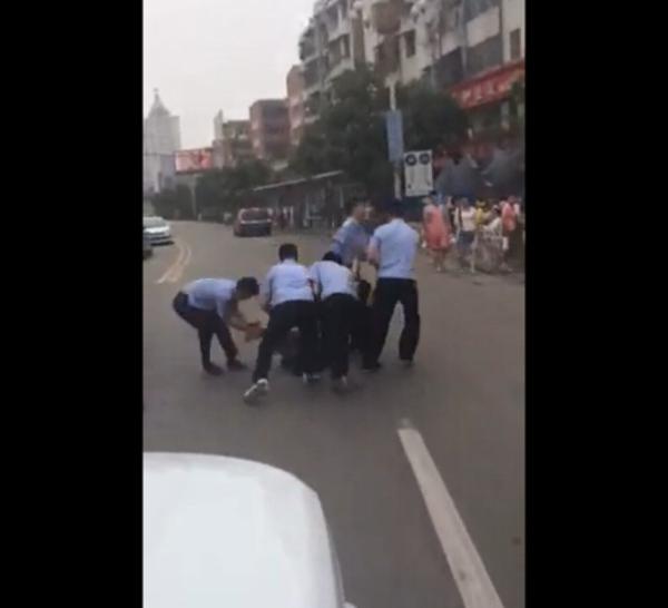 ����Ů��ײ·���� ������2000Ԫ����