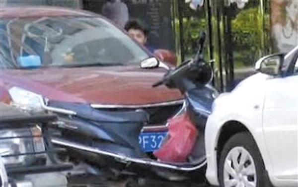 a��Яǹ�ӷ����� Ю��Ů���뾯������