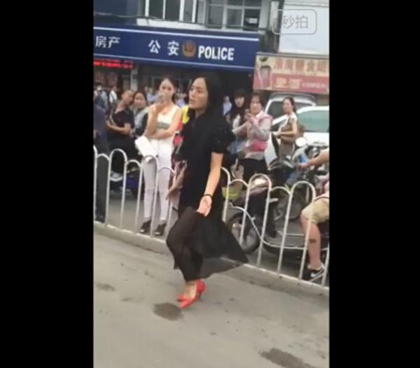 ����Ů��ײ·���� ������2000Ԫ����