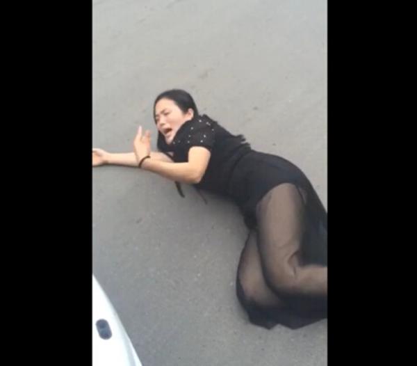 ����Ů��ײ·���� ������2000Ԫ����