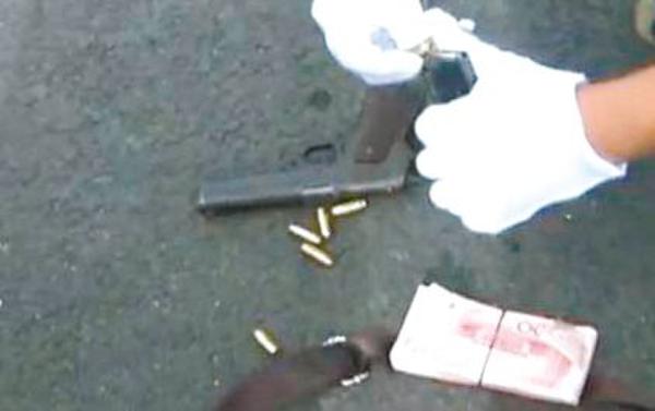 a��Яǹ�ӷ����� Ю��Ů���뾯������