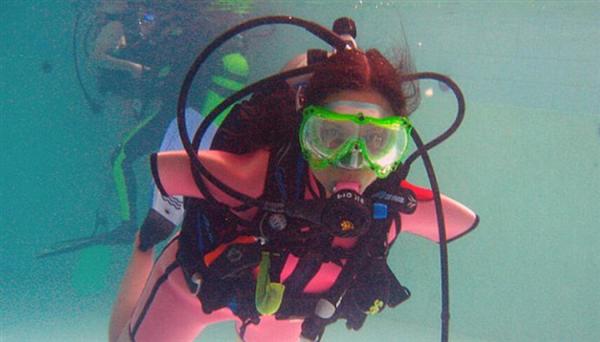 �����ޱ�Ů���ýſ��ɻ�