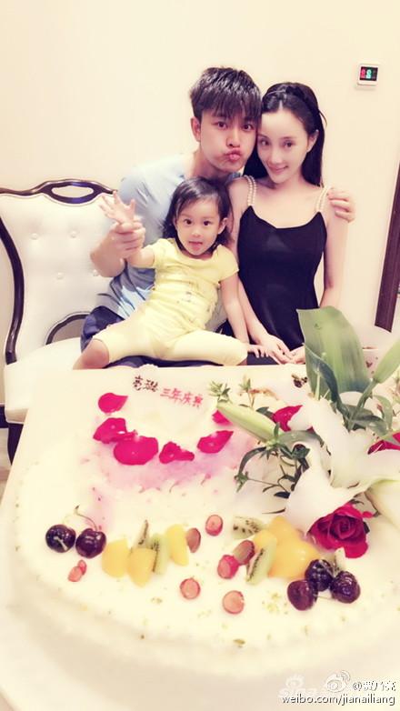 结婚三周年 贾乃亮晒与李小璐和甜馨幸福合影