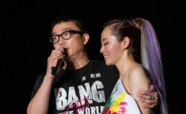 张靓颖公布恋情 与男友甜蜜拥吻