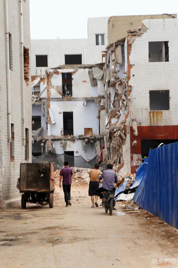 郑州拆迁3人被砸 尚未通知就拆房