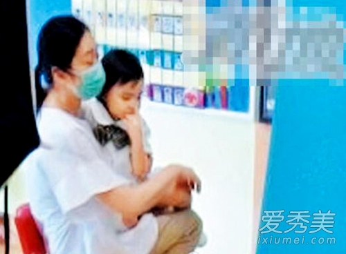 刘德华不让女儿有“公主病” 在家教其绑鞋带