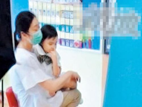 刘德华不让女儿有“公主病” 教其绑鞋带