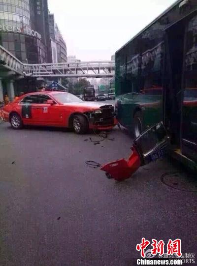 “鸟叔”乘豪车追尾公交 双方当场协商解决