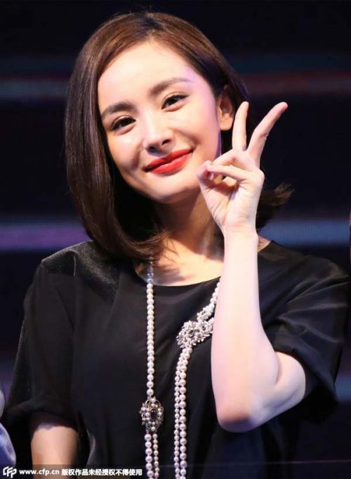 杨幂李易峰亲密不尴尬 红唇卖萌似少女