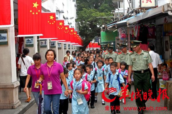 “沙头角模范中队”官兵坚持自发护送跨境入学儿童上学