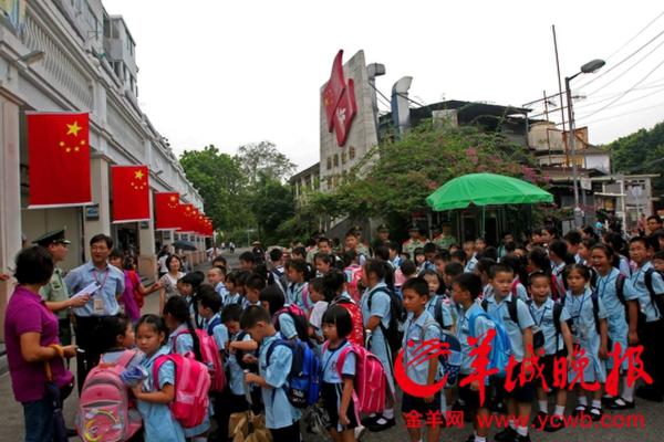 “沙头角模范中队”官兵坚持自发护送跨境入学儿童上学