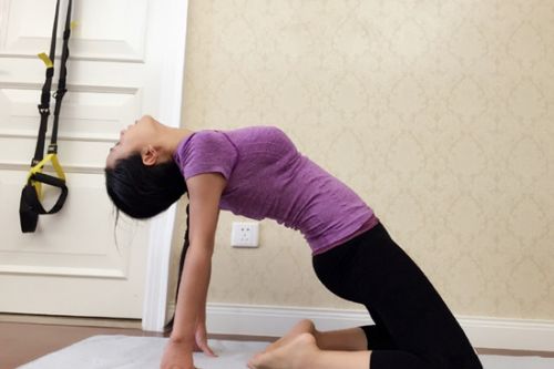 黄英晒素颜瑜伽照 瘦身复出在即