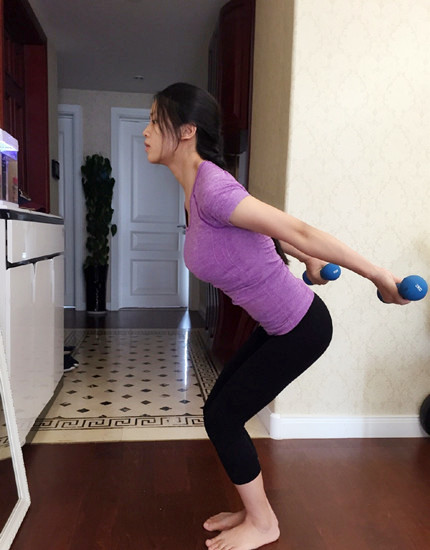 黄英晒素颜瑜伽照 瘦身复出在即