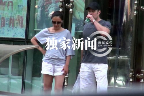 马雅舒与老公闲逛超市 老公对其照顾有佳疑似再有孕