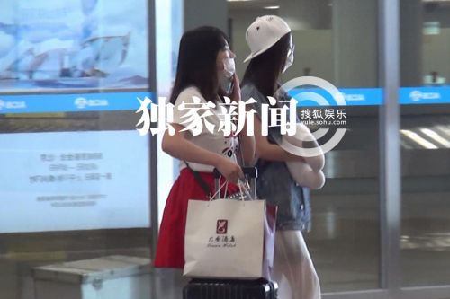 赵丽颖与助理低调返京获父亲驾豪车接机