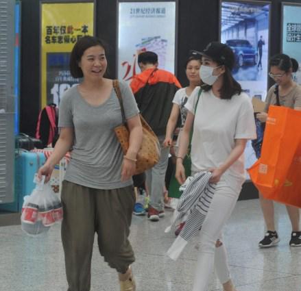 杨幂现身上海高铁站 遭粉丝们围堵
