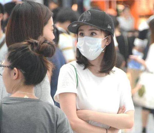 杨幂现身上海高铁站 遭粉丝们围堵