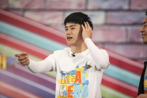 张杰《真心英雄》“专业补刀” 反串演唱丢包袱