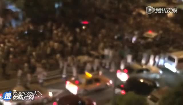 女司机当场撞飞路人 不愿下车惹群众不满