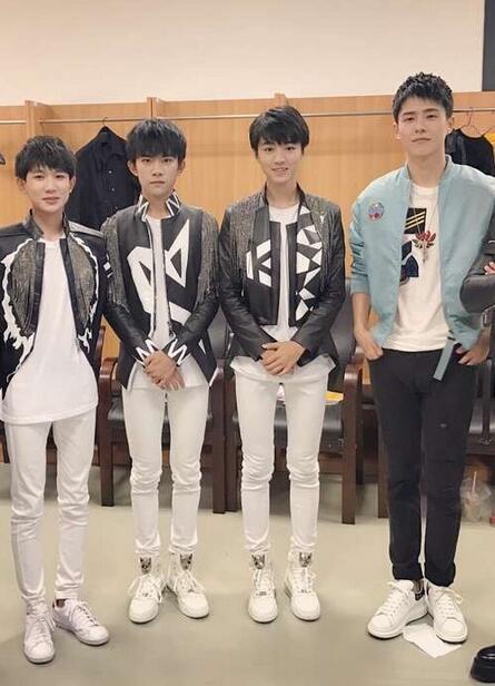 ���Ȼ��TFBOYSͬ�� վ��һ�ų����ֻ��ź�