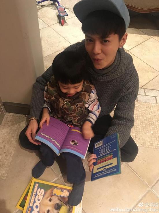 邓超微博晒鹿晗抱等等照片 被侃是等等的弟弟