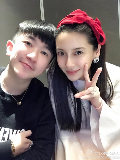 anglebaby���ڽ��� �Ծ�ͷ��V������ɫ����